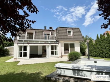 Südliche Stadtgrenze Wiens! Südseitige Villa im französischen Landhausstil mit Pool, Dachterrasse, Garten und Doppelgarage, 2333 Leopoldsdorf, Villa